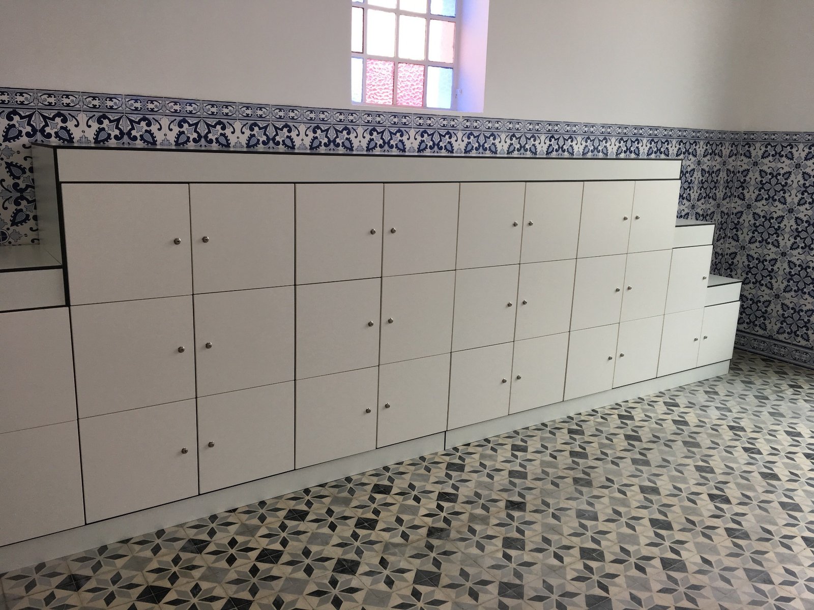Vestiaire de spa d'hôtel avec casiers stratifiés design