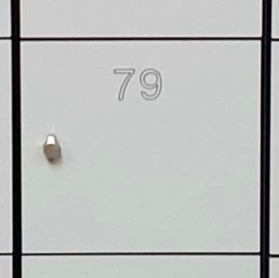 Numérotation gravée sur porte casier vestiaire compact LMS