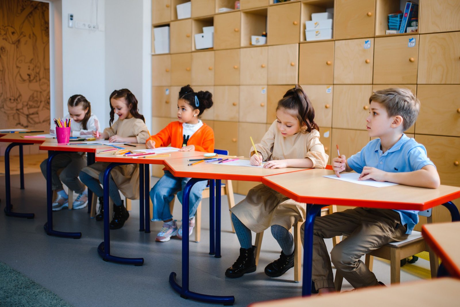 Couloir d'école primaire avec casiers vestiaires mélaminés colorés
