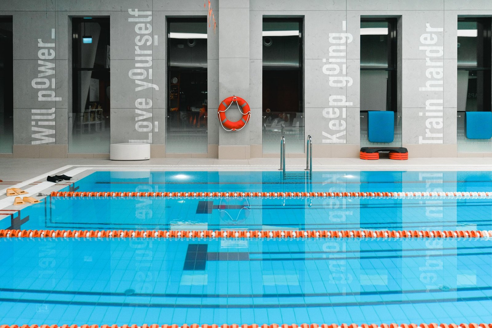 Vestiaire collectif de piscine municipale avec casiers multicases