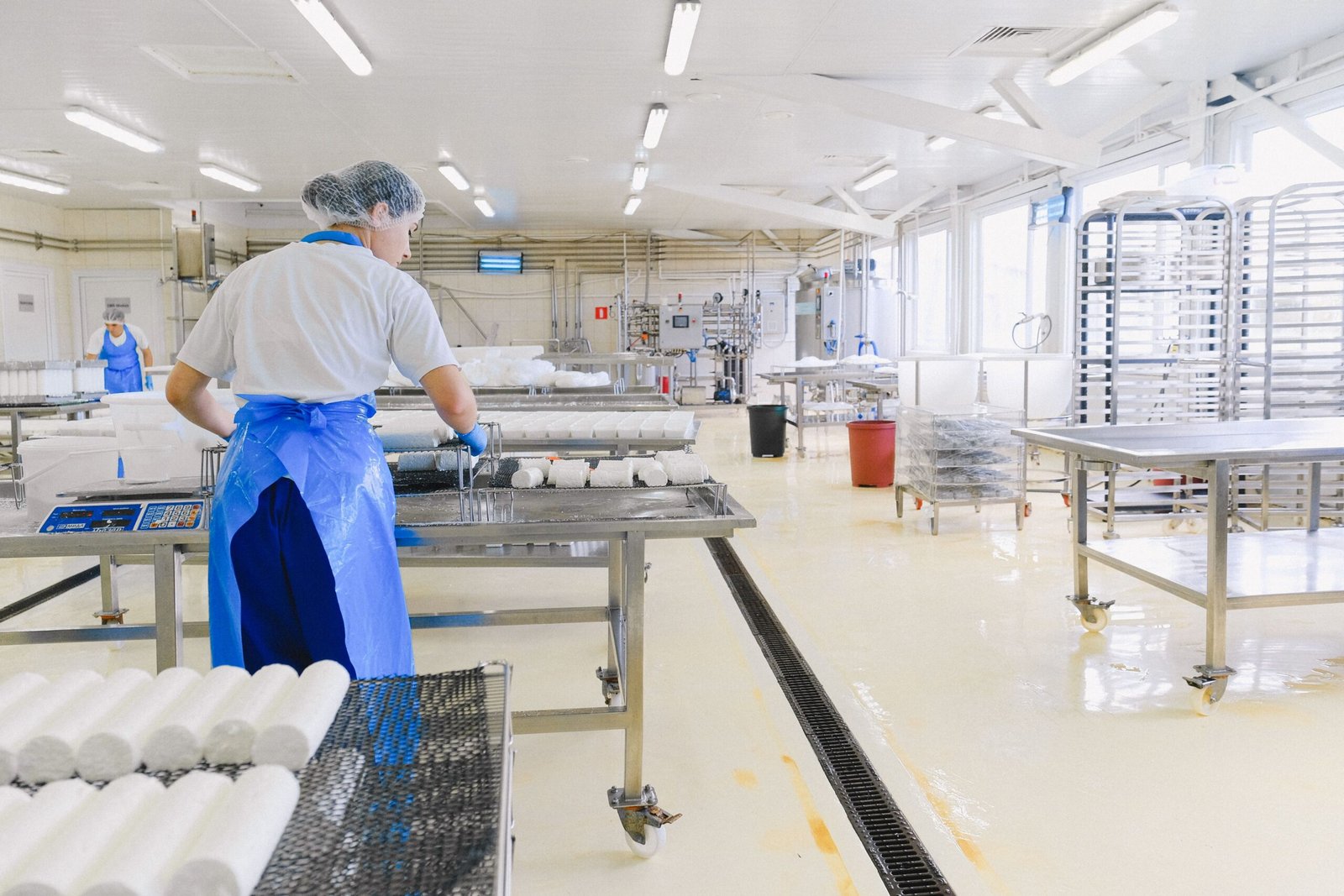 Vestiaire d'usine agroalimentaire avec tenues de travail suspendues