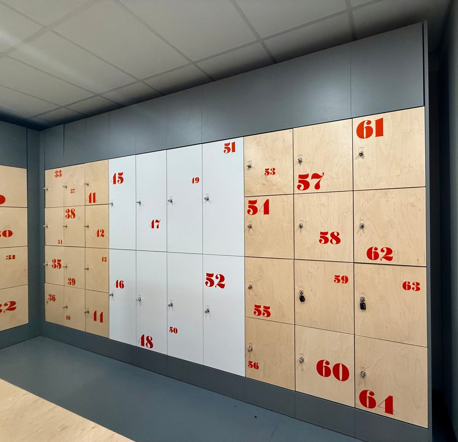 Rangée de casiers vestiaires dans un couloir d'établissement de santé