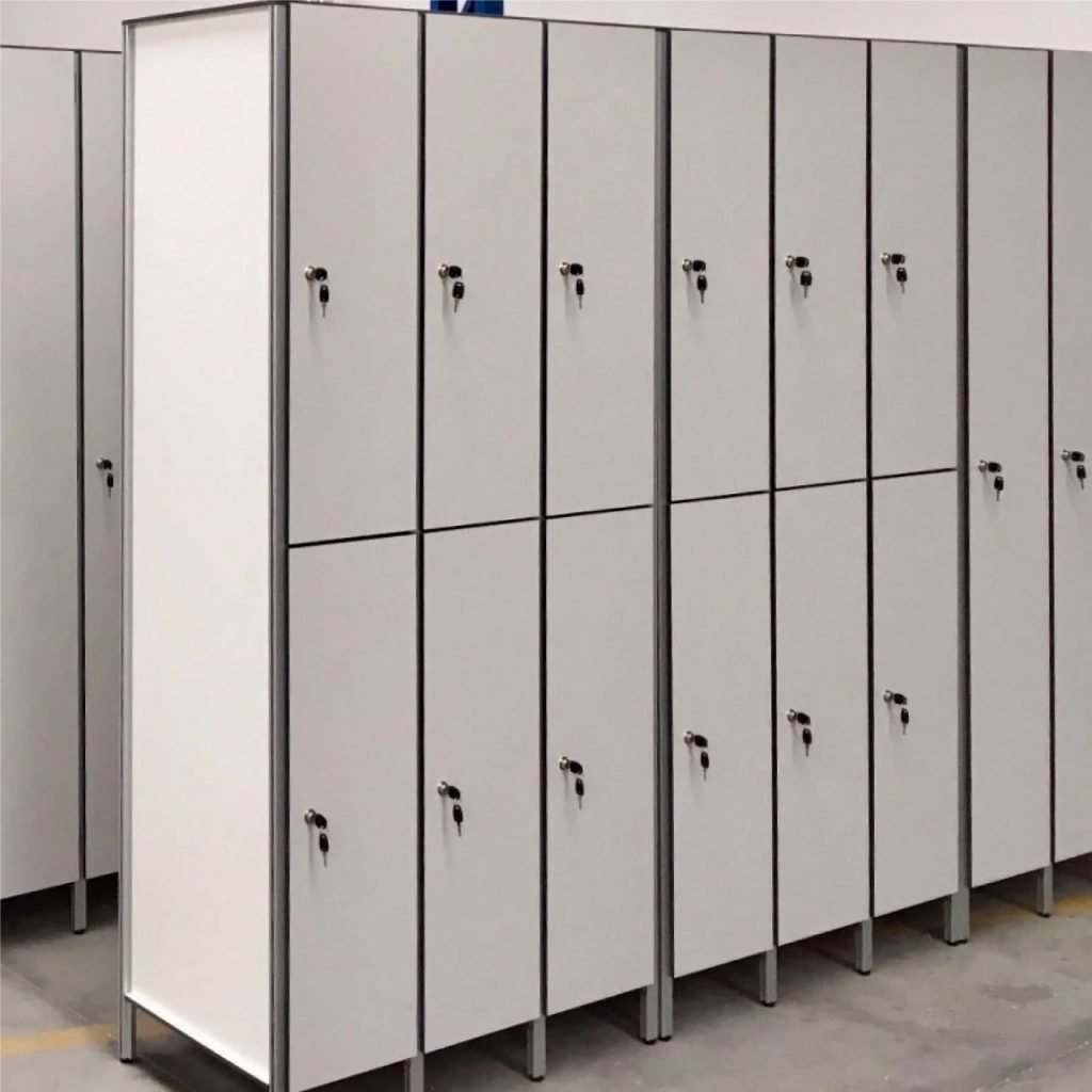 Gamme de casiers vestiaires profils aluminiums pour l'agencement des espaces vestiaires des entreprises.