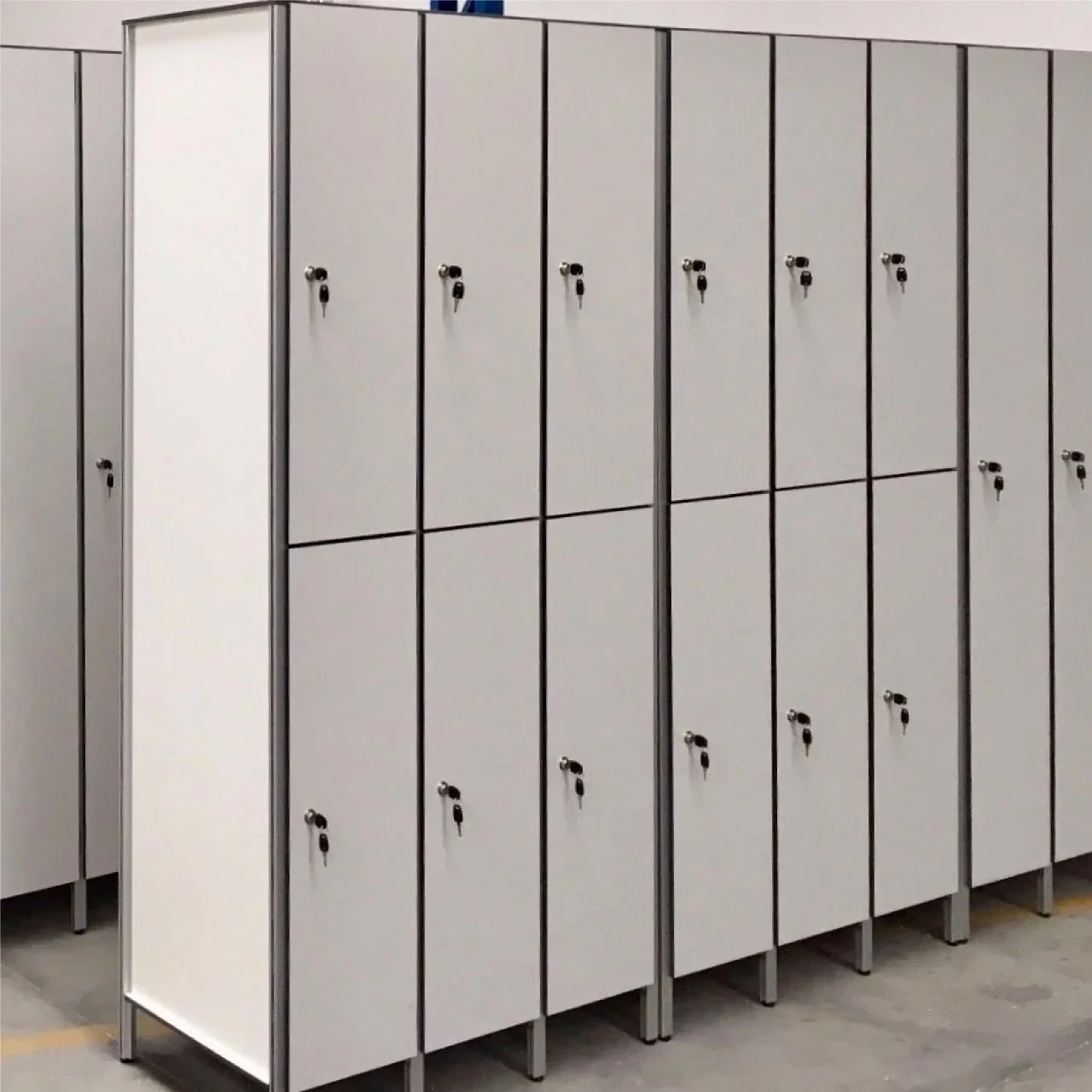 Gamme de casiers vestiaires profils aluminiums pour l'agencement des espaces vestiaires des entreprises.