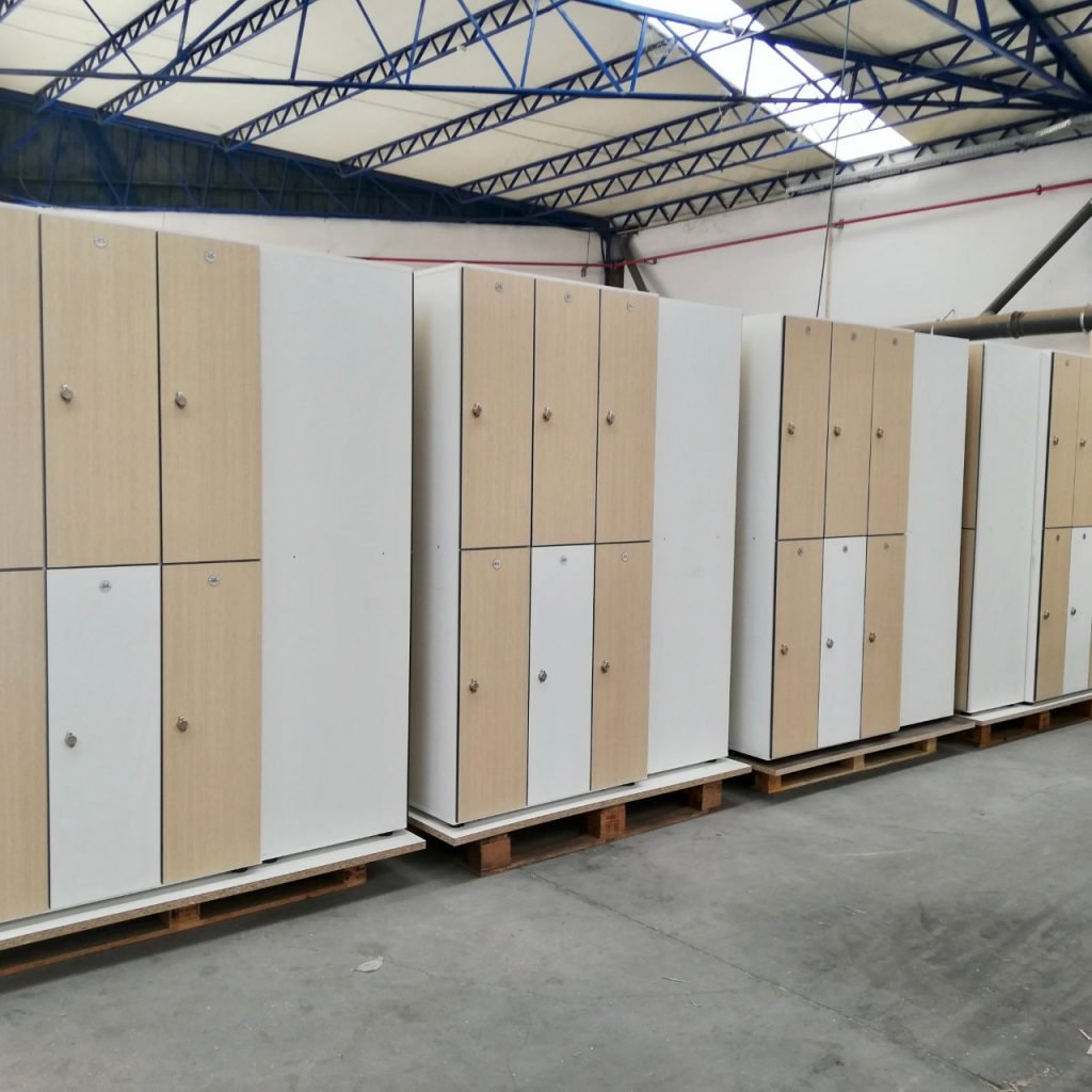 Casiers vestiaires en bois stratifié pour l'aménagement d'un vestiaire professionnel d'un centre commercial.