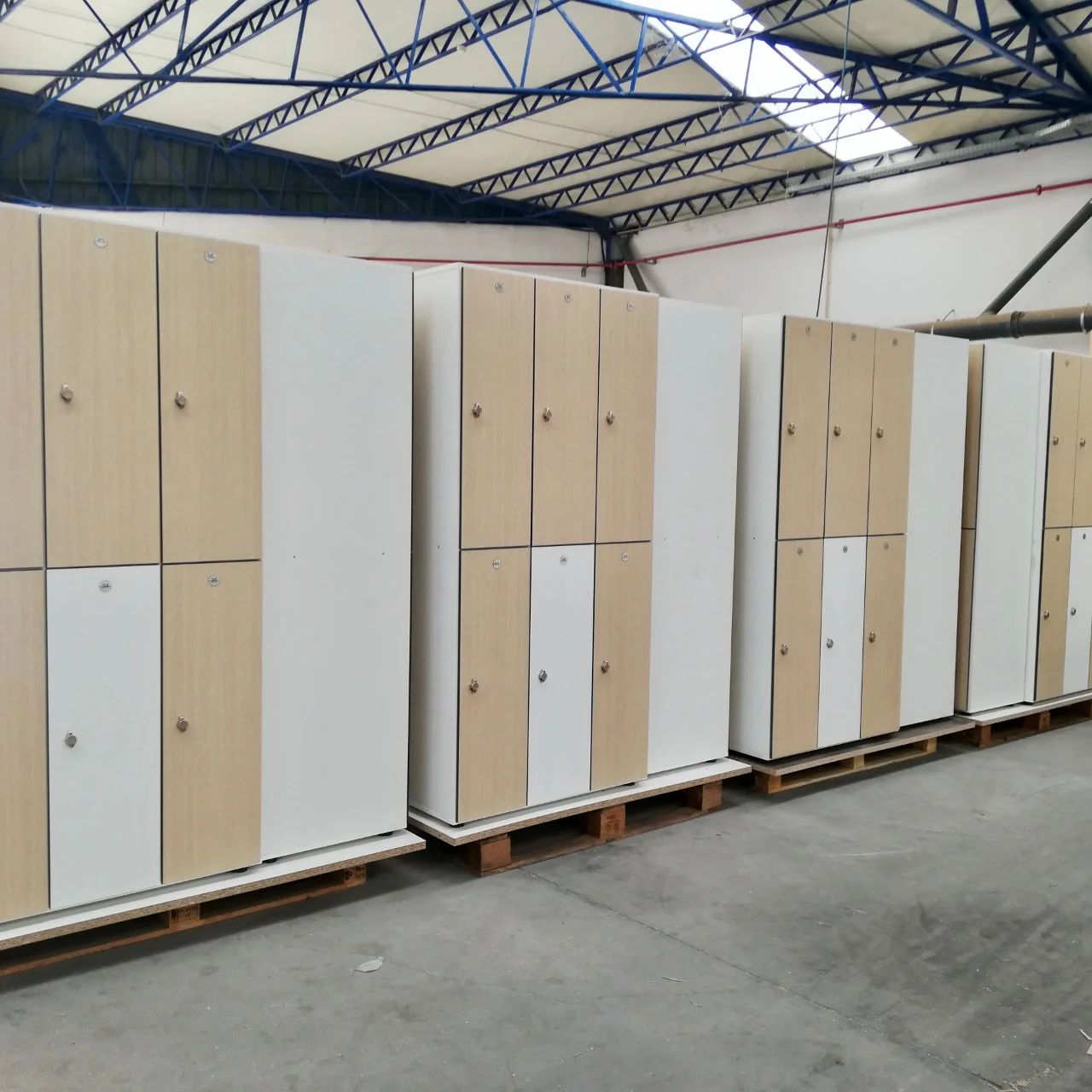 Casiers vestiaires en bois stratifié pour l'aménagement d'un vestiaire professionnel d'un centre commercial.