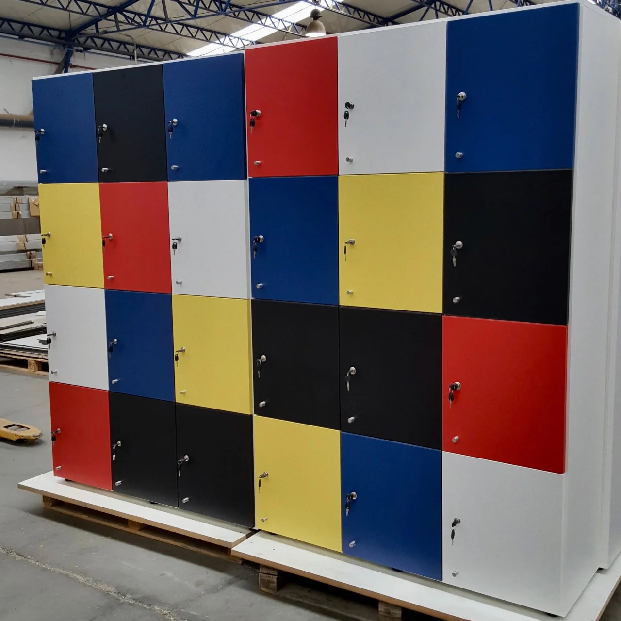 Casiers vestiaires à plusieurs compartiments de rangement en bois mélamine.