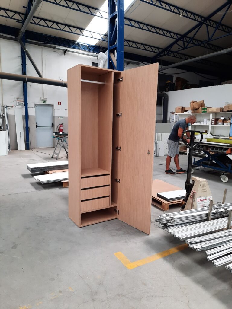 Armoire de bureau avec blocs tiroirs, penderie et caisson inférieur de rangement pour chaussures.