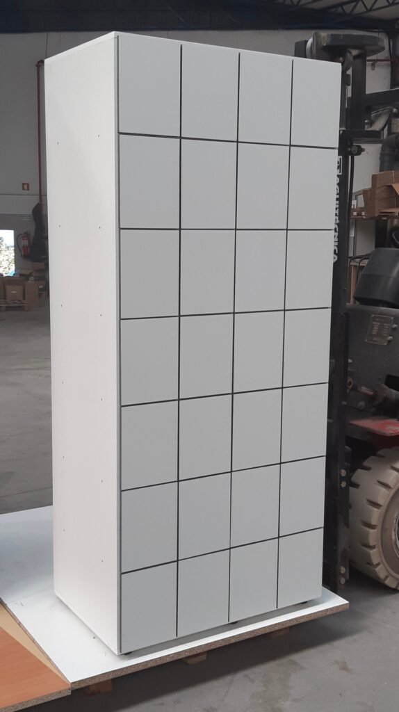 Casier vestiaire stratifié humide à 28 compartiments idéal pour le stockage de petits objets. Vendu et fabriqué par Le Mobilier Stratifié.