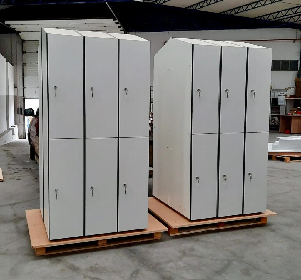 Vestiaire à 6 cases et 2 niveaux avec un toit incliné (option).