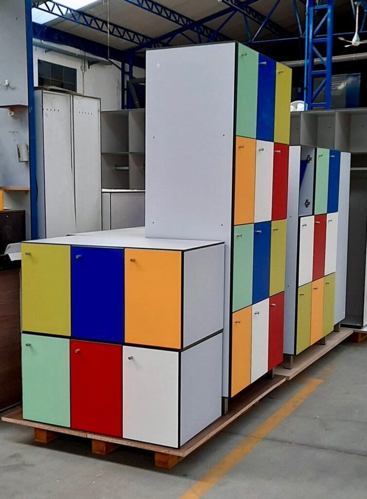 Vestiaire et blocs de rangement modulable avec nombre de cases au choix.