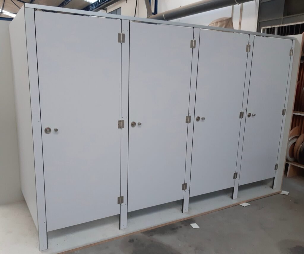 Projet d'installation de douches vestiaires dans un centre aquatique moderne par Le Mobilier Stratifié