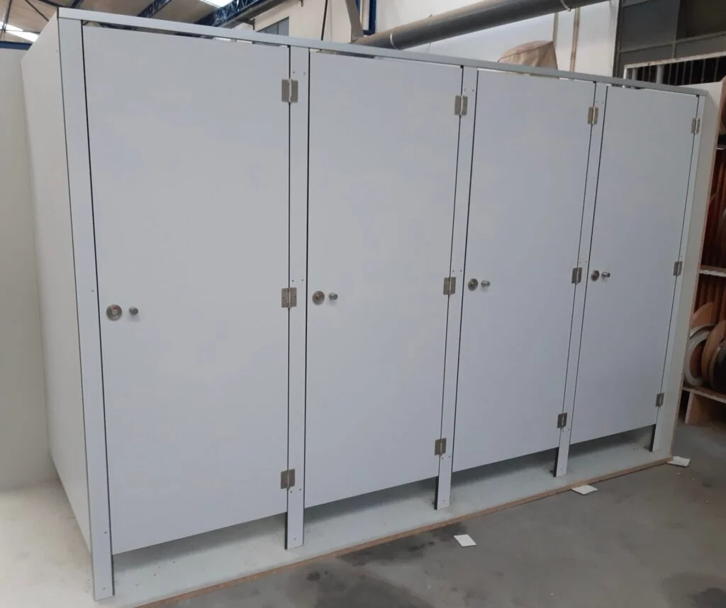 Projet d'installation de douches vestiaires dans un centre aquatique moderne par Le Mobilier Stratifié