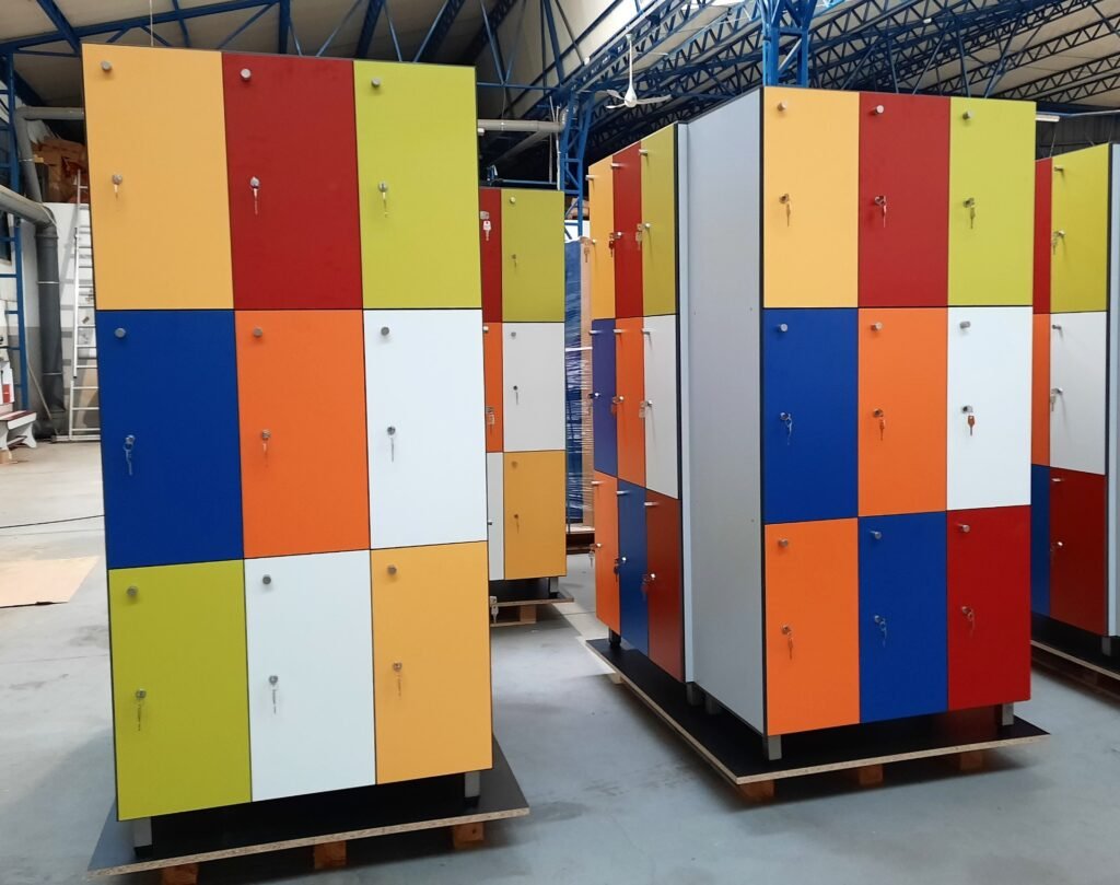 Casier vestiaire compact multicolore à 9 cases.
