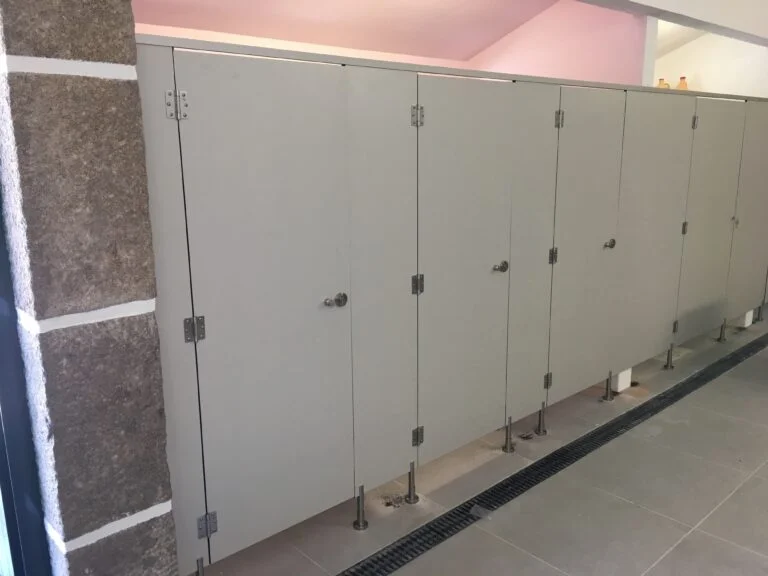 Installation de bloc sanitaire pour les campings réalisé par le fabricant de cabine sanitaire Le Mobilier Stratifié