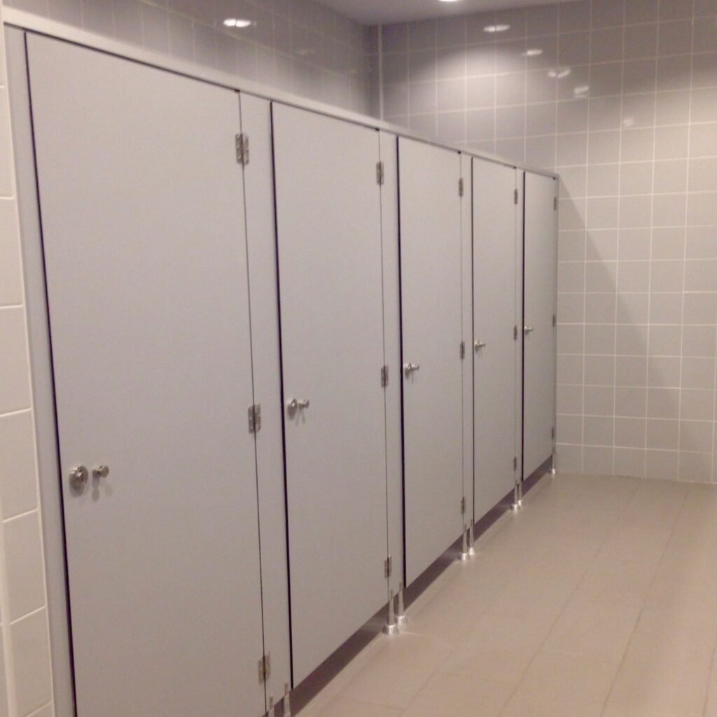 L'aménagement des espaces sanitaires avec la cabine collective modulable sur mesure.