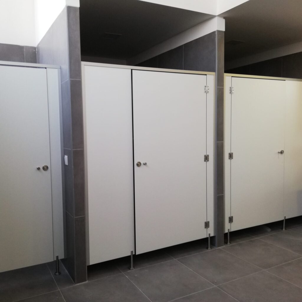 Cabines vestiaires installés dans un centre sportifs. Installations réalisées par Le Mobilier Stratifié.