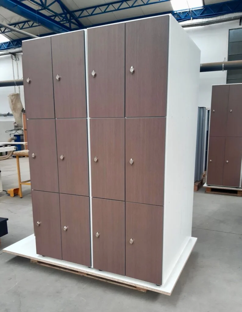 Casier vestiaire pour les lieux humides. Portes battantes en bois mélamine et structure en stratifié.