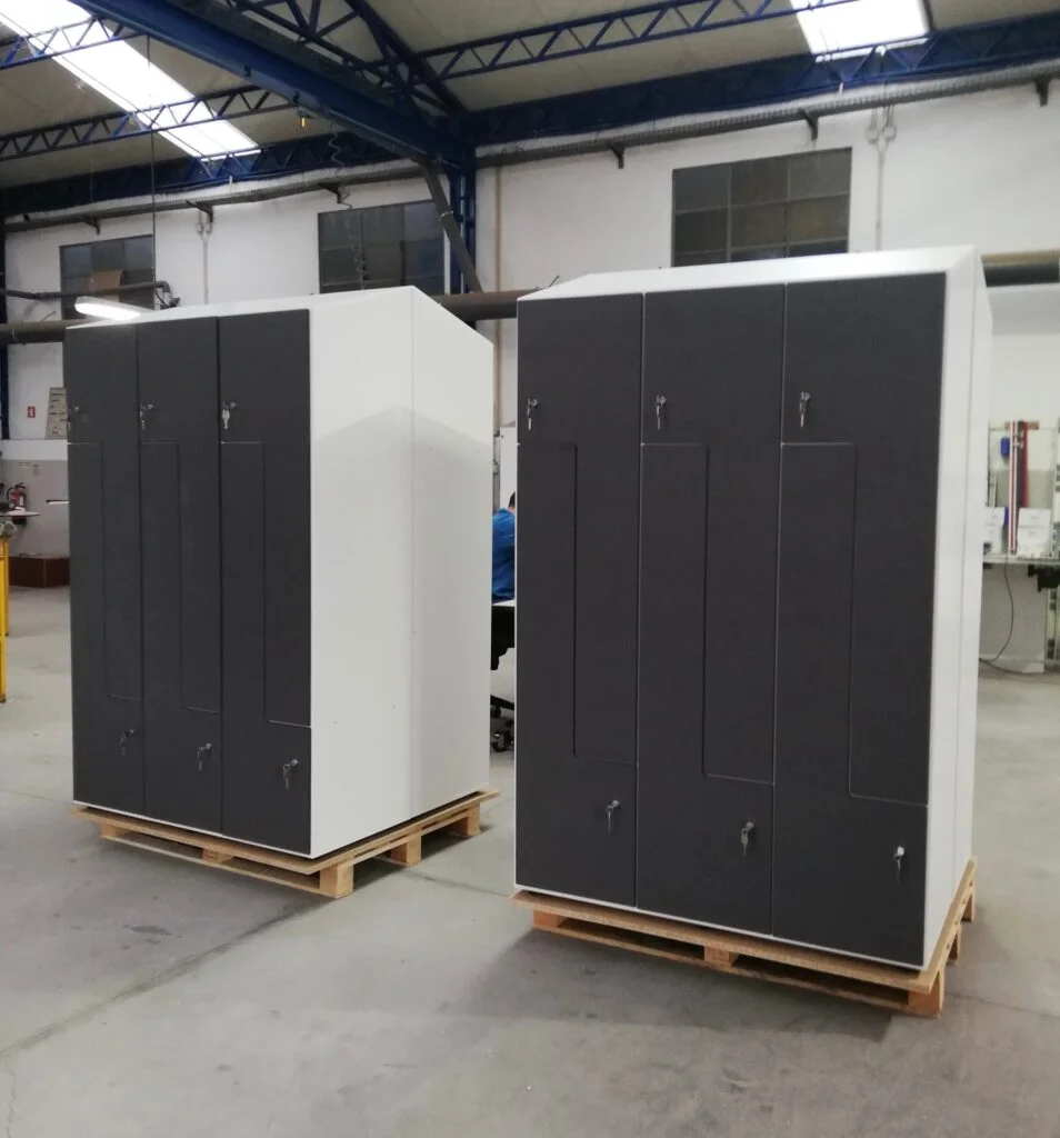 Casier en L pour les environnements humides. Fabriqué en bois stratifié et finitions mélaminé noir. Système de fermeture à clé.