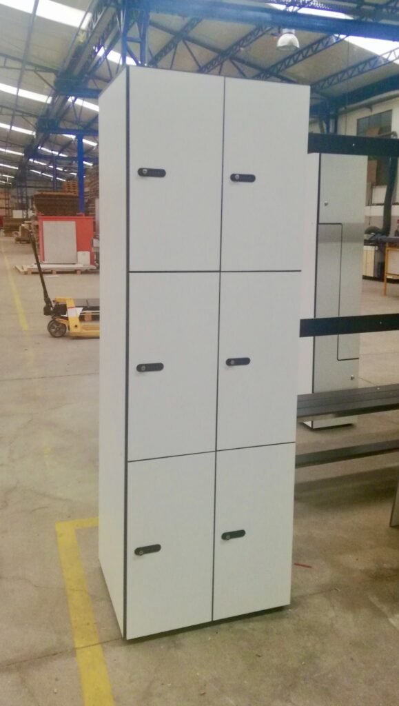 Vestiaire monobloc avec système de fermeture à code. Composé de 6 compartiments pour un espace de rangement optimisé.