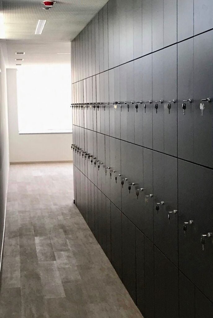 Installation murale de casiers vestiaires compacts pour l'aménagement des vestiaires d'une entreprise.
