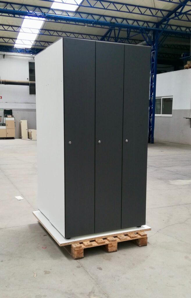 Armoire vestiaire compact en bois stratifié avec des portes battantes de couleur noir.