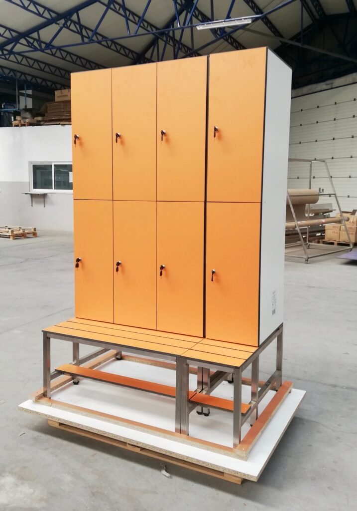 Casier vestiaire compact en partie supérieur sur lequel est intégré en partie basse un banc d'assise.
