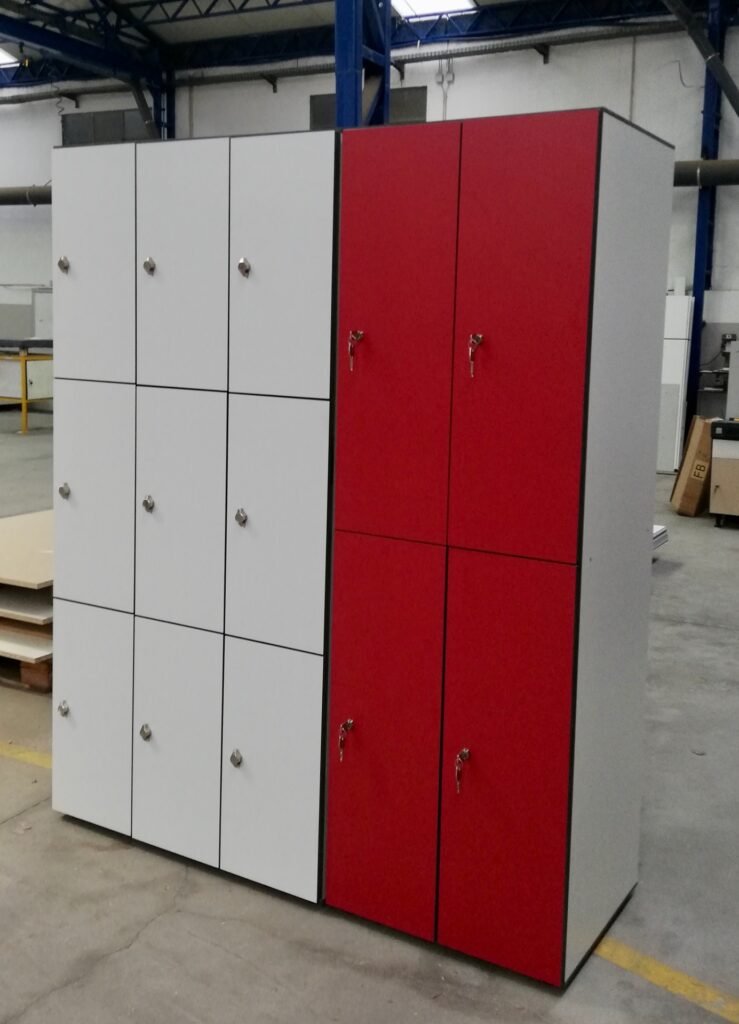 Casiers vestiaires en bois compact pour l'aménagement des espaces collectifs.