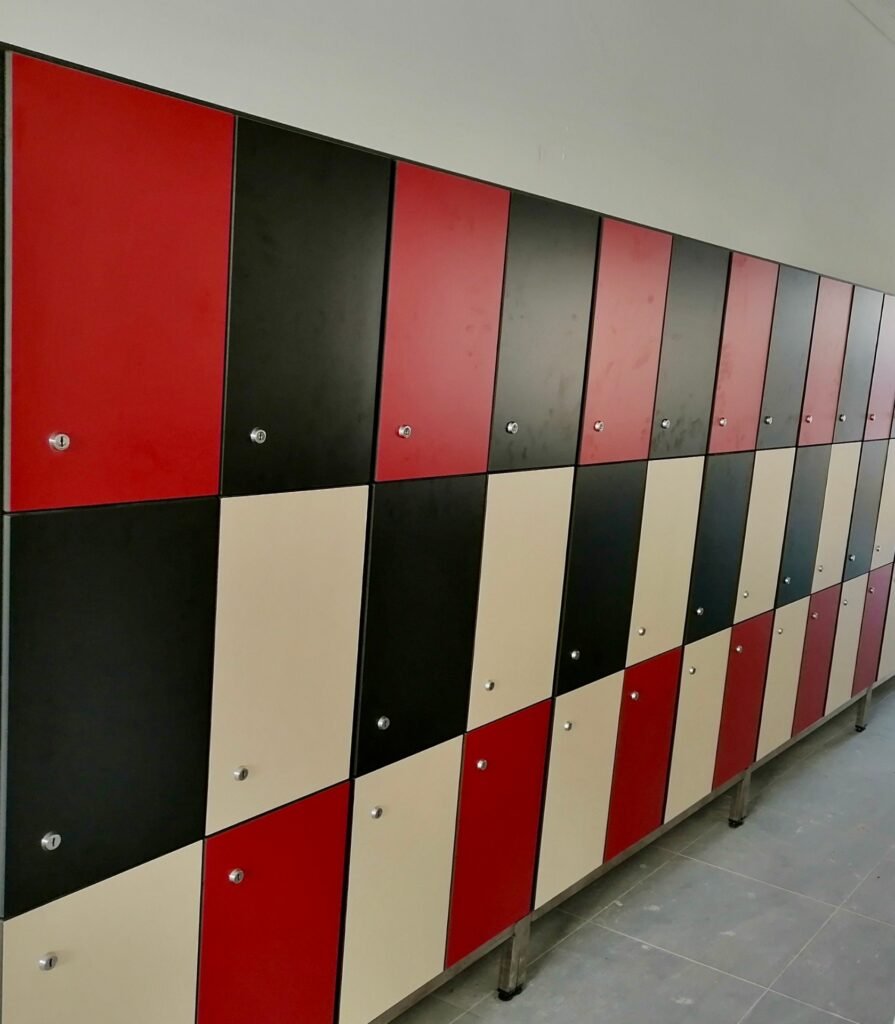 Casier vestiaire compact installé dans un établissement scolaire.