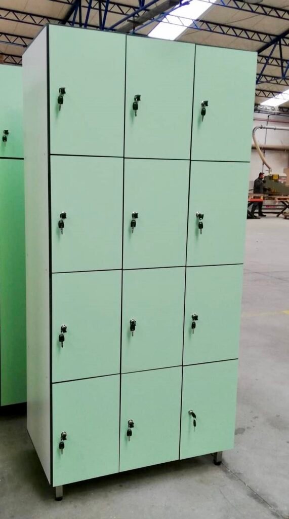 Casier vestiaire compact à plusieurs compartiments, idéal pour aménager les espaces publics.