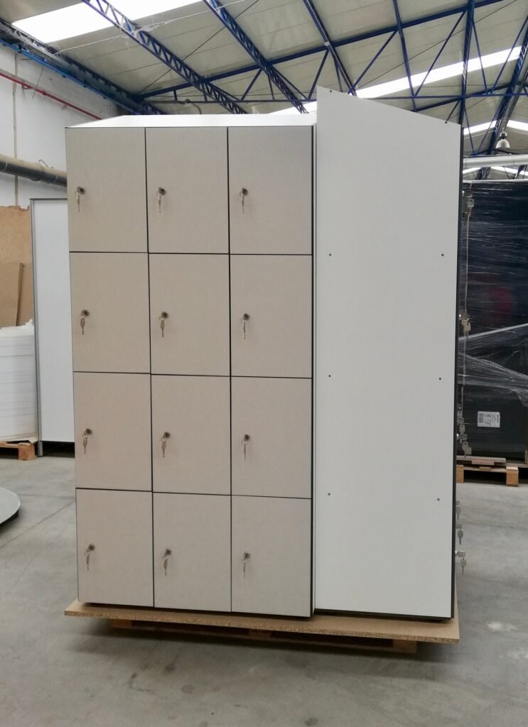 Casier monobloc à plusieurs cases avec porte battante et système de verrouillage à clé de couleur blanc.