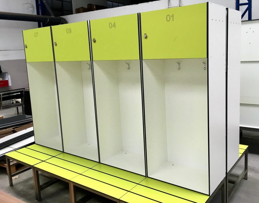 Conception sur-mesure d'un casier vestiaire compact pour un centre sportif.