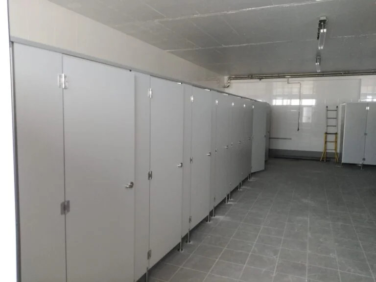 Installation de cabines douches collectives en stratifié compact dans une piscine municipale