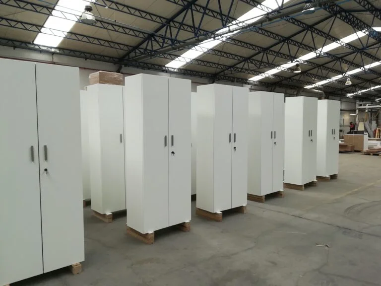 Armoires vestiaires de rangement pour entreprises et collectivités en bois stratifié.