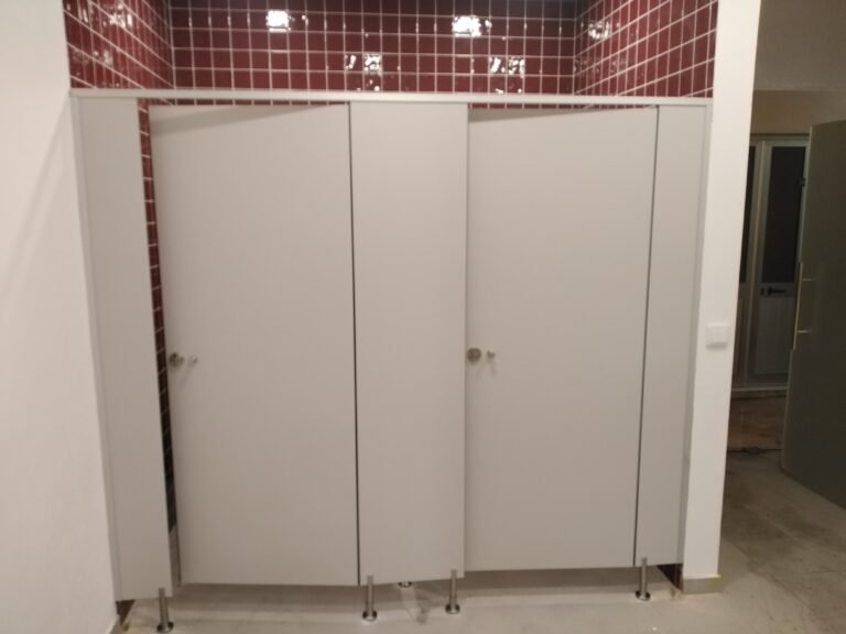 Séparateurs sanitaires professionnels avec fixations inox dans une cafétéria d'entreprise