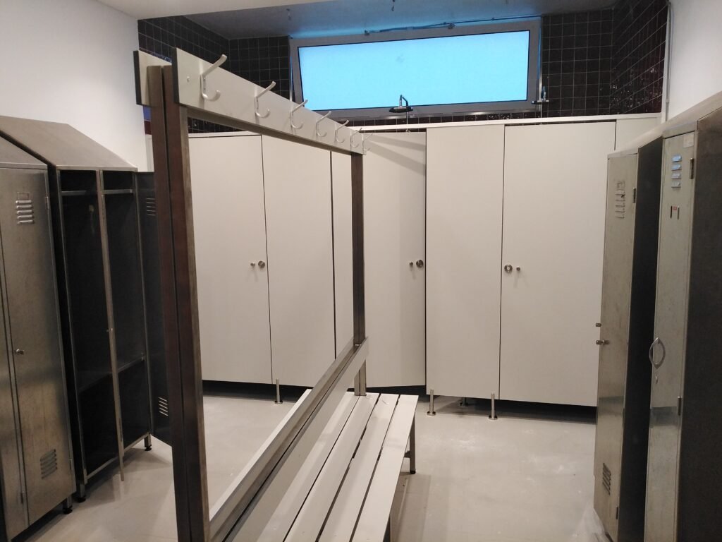 Projet d'aménagement d'un espace vestiaire pour une piscine municipale réalisé par Le Mobilier Stratifié.
