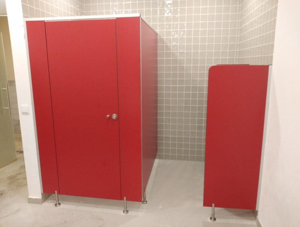 Cabine douche adaptée PMR avec équipements spécifiques pour piscine publique