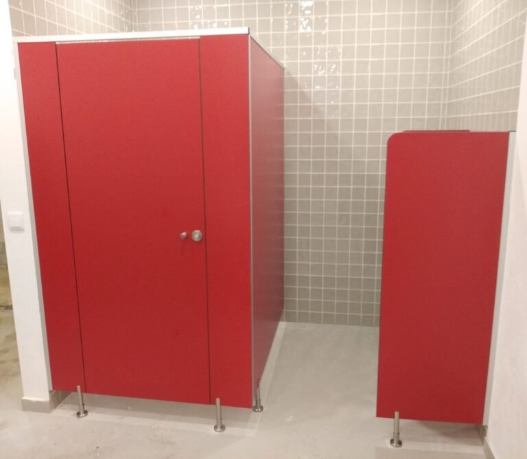 Cloisons HPL sur mesure pour sanitaires publics.