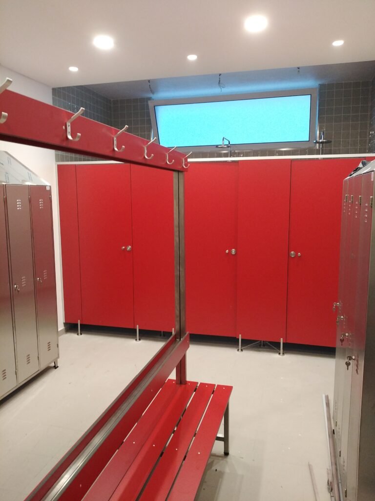 Agencement d'espace vestiaire humide par Le Mobilier Stratifié.