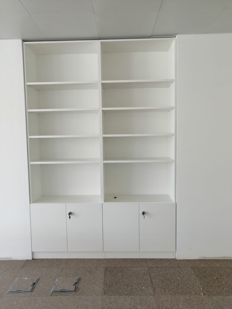 Aménagement pour une entreprise tertiaire d'armoires de bureau sur-mesure.