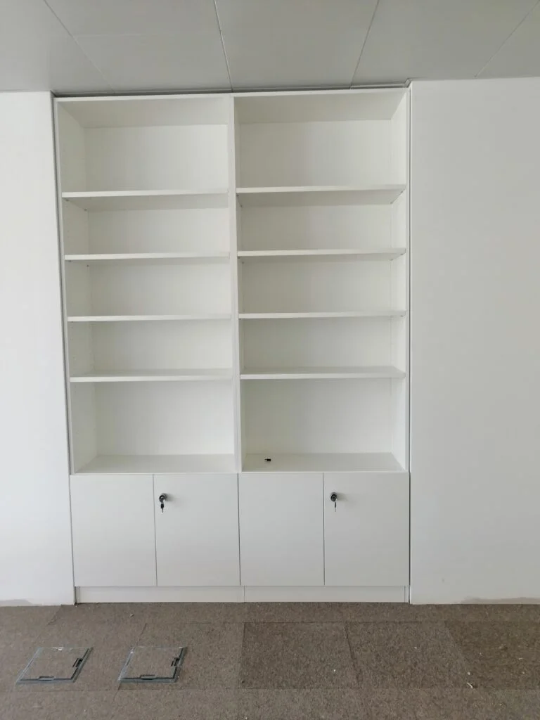 Aménagement pour une entreprise tertiaire d'armoires de bureau sur-mesure.