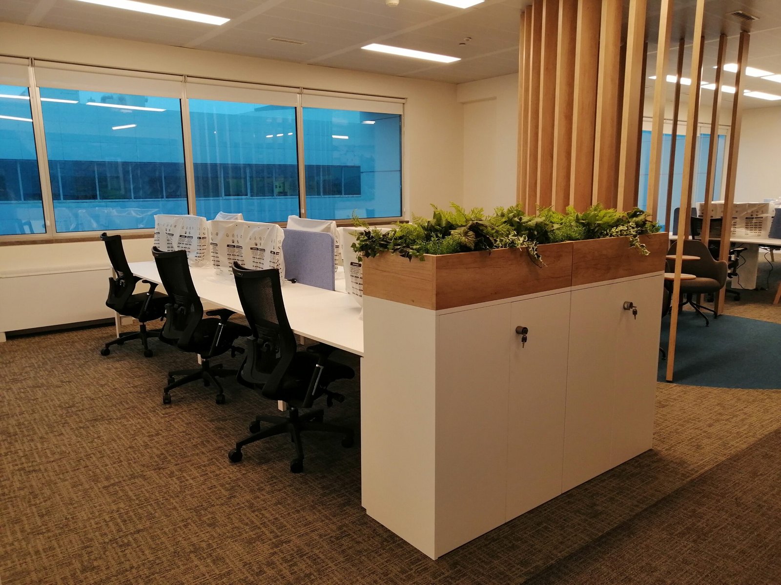 Meuble de rangement design avec pot de fleurs en bois stratifié.