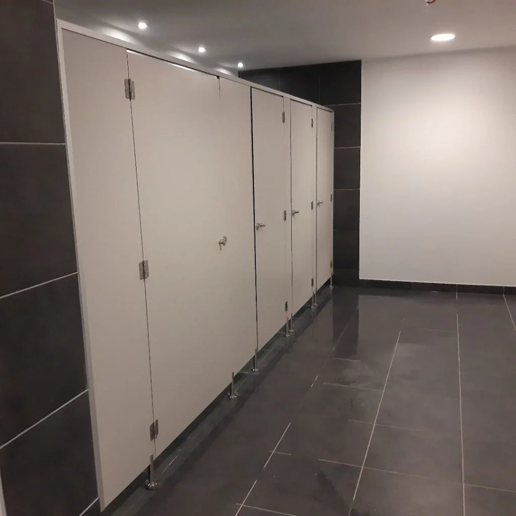 Installation de cabines vestiaires pour la piscine de Lamballe par Le Mobilier Stratifié.