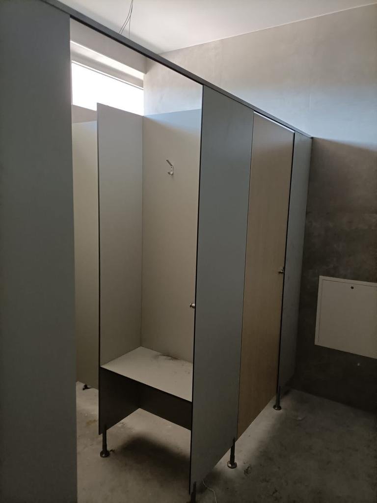 Cloisons en stratifié compact pour les sanitaires des professionnels et collectivités.