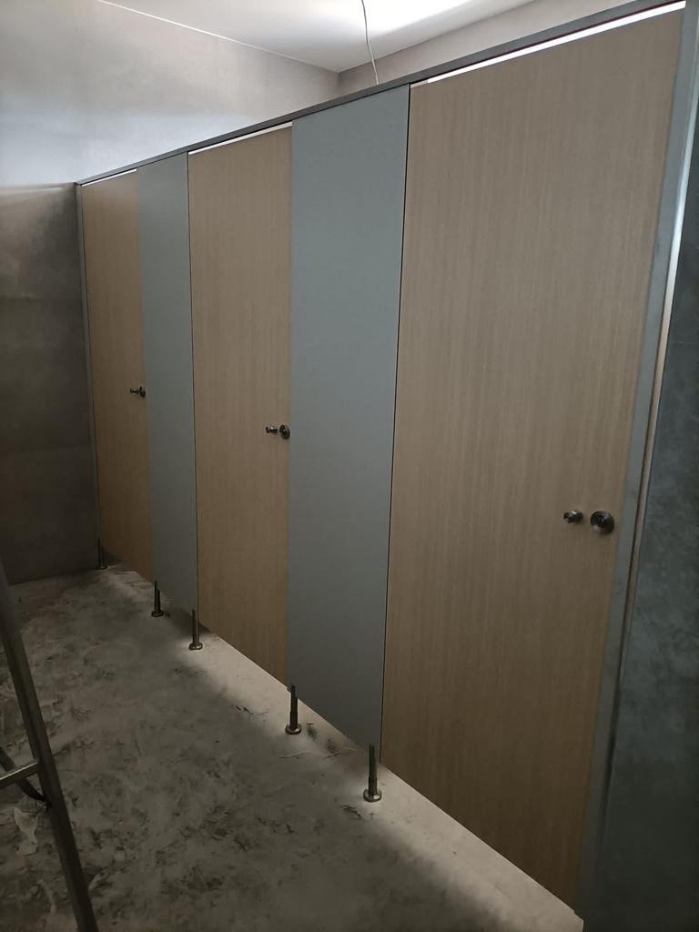 Installation de cabines vestiaires stratifiés dans l'espace vestiaires d'une piscine par Le Mobilier Stratifié.