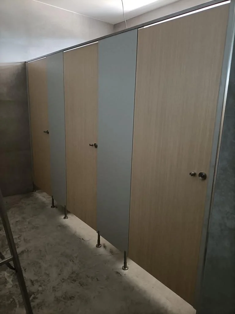 Installation de cabines vestiaires stratifiés dans l'espace vestiaires d'une piscine par Le Mobilier Stratifié.
