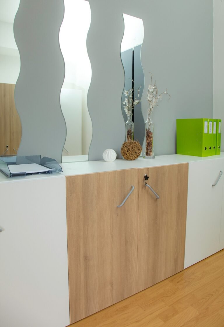 Meuble de bureau sur-mesure aménagé dans un espace de travail professionnels.