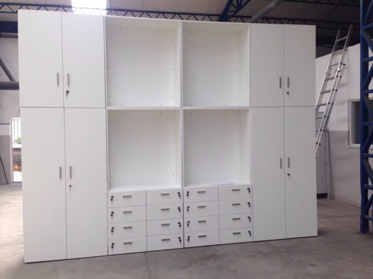 Le Mobilier Stratifié conçoit des armoires de bureau sur-mesure pour l'optimisation de vos espaces de travail.