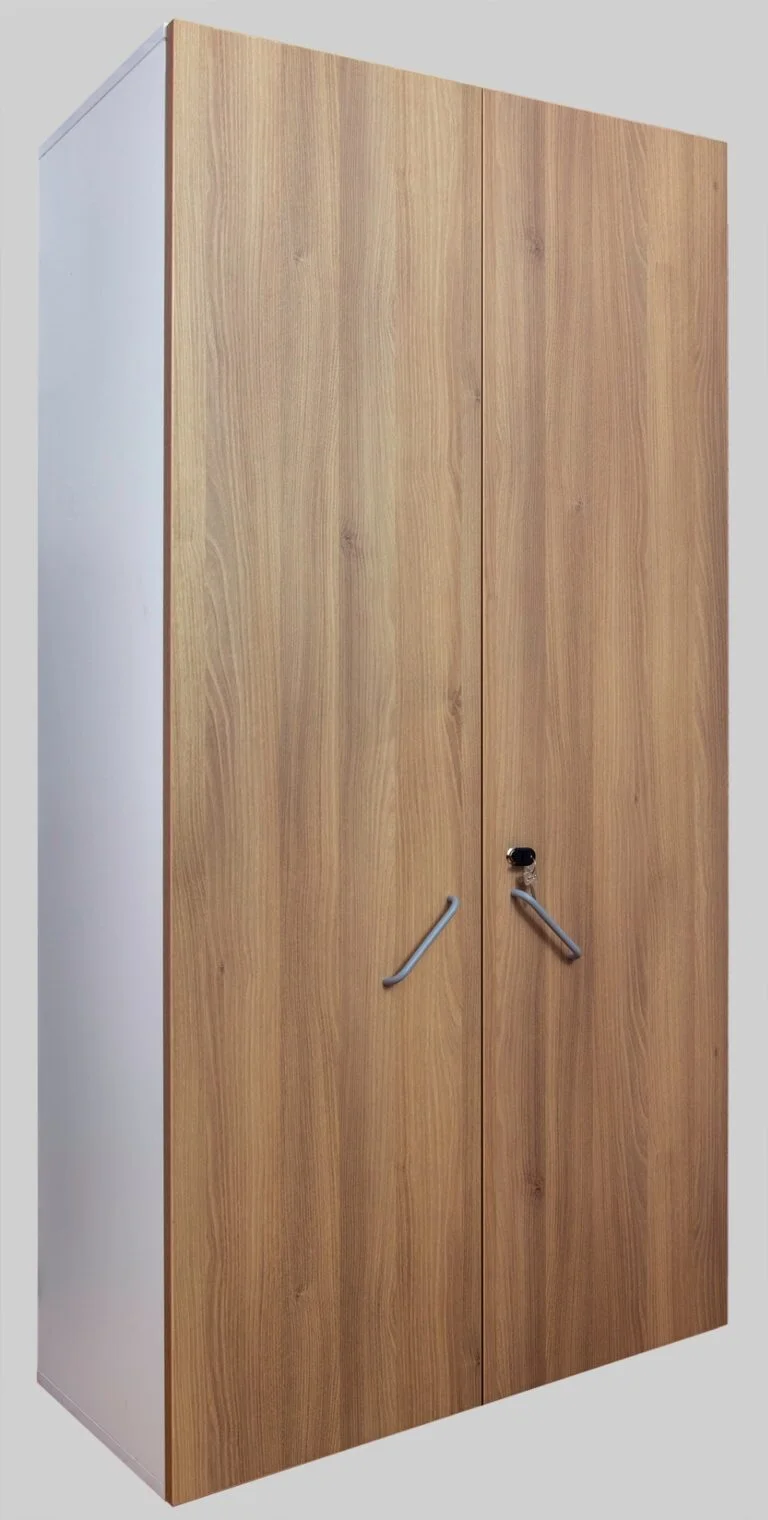 Armoire de bureau à portes battantes en bois phénolique pour les espaces professionnels.