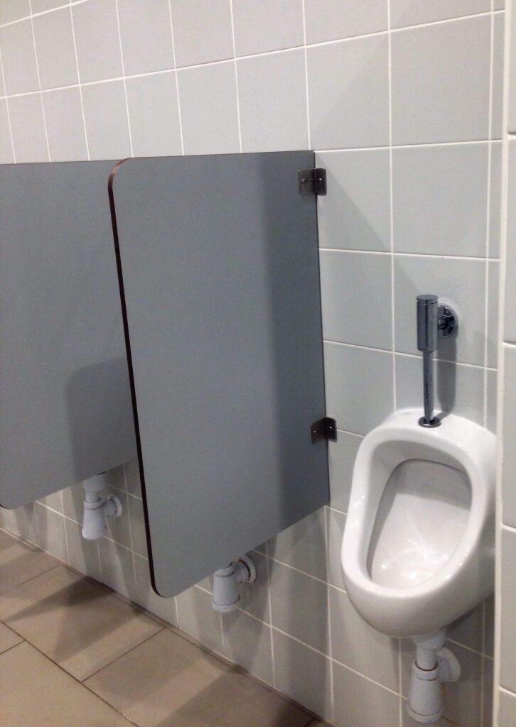 Panneau séparateur WC professionnel en stratifié compact avec fixations inox et pieds réglables